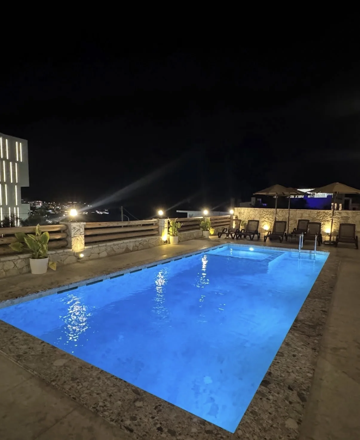 Φωτιζόμενη πισίνα Bush Pools τη νύχτα