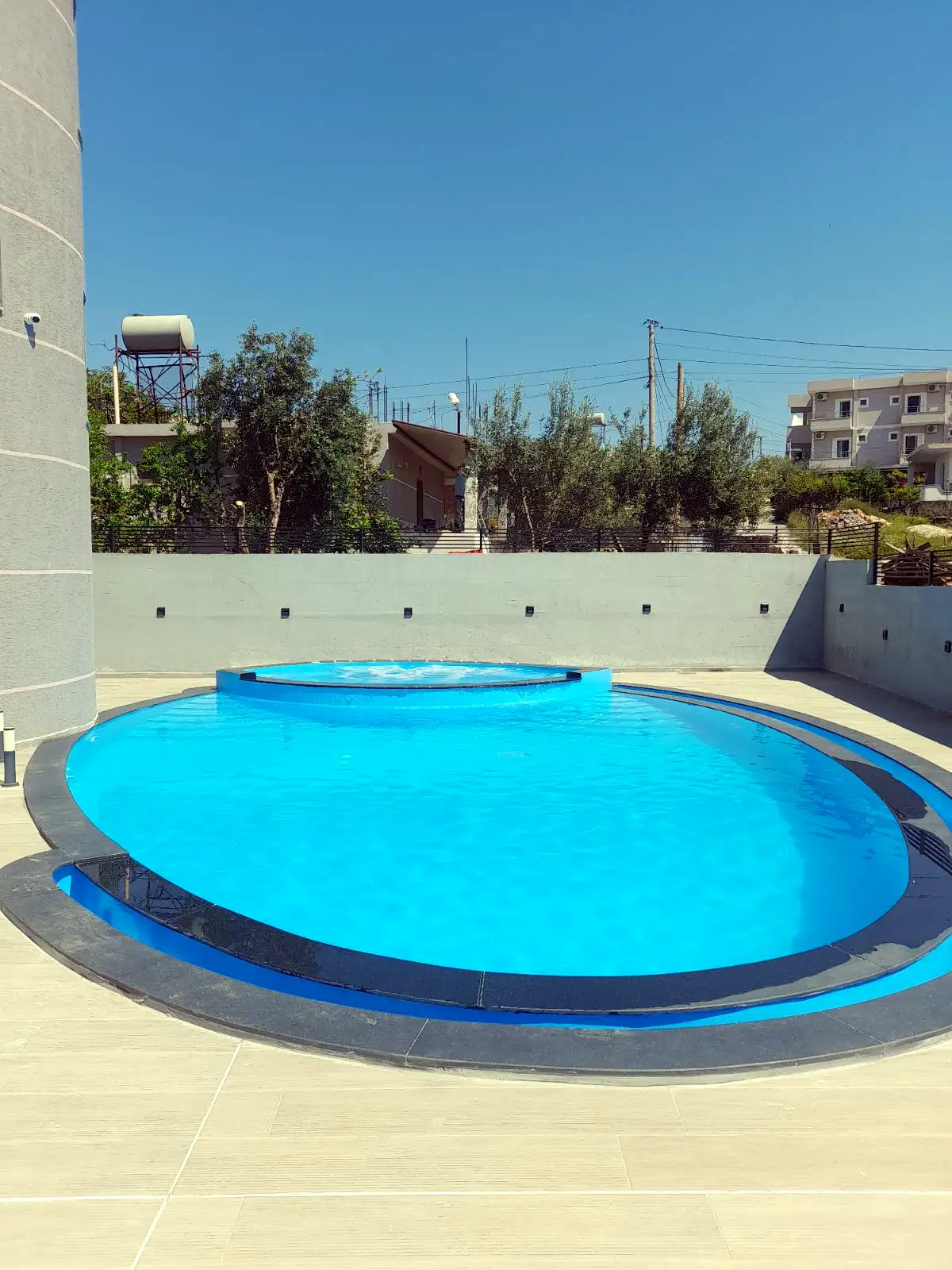 Στρογγυλή πισίνα με ενσωματωμένο spa