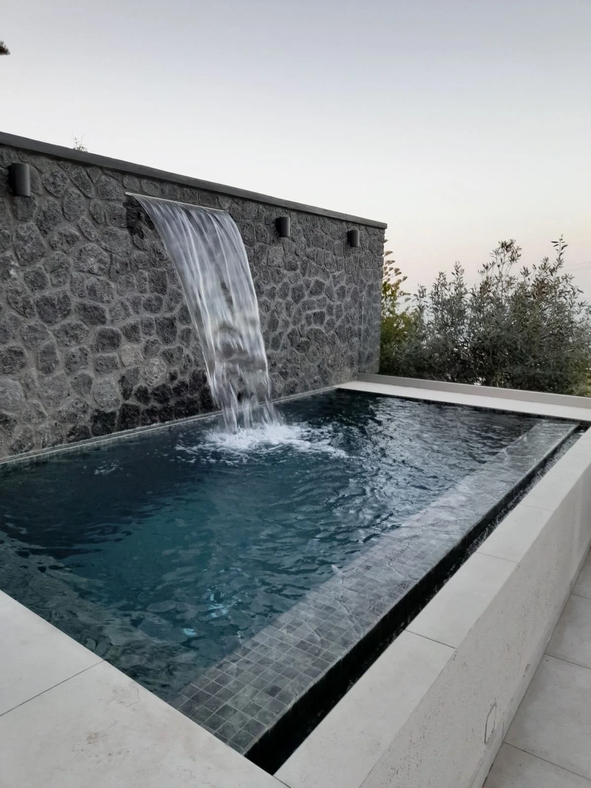 Πισίνα με καταρράκτη και υδάτινο στοιχείο